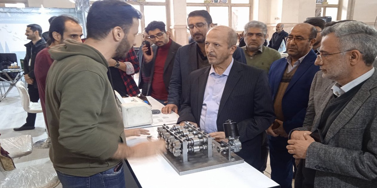 بازدید رئیس دانشگاه از پیشخوان دانشکده مهندسی مکانیک در نمایشگاه دستاوردهای پژوهش،فناوری و فن بازار