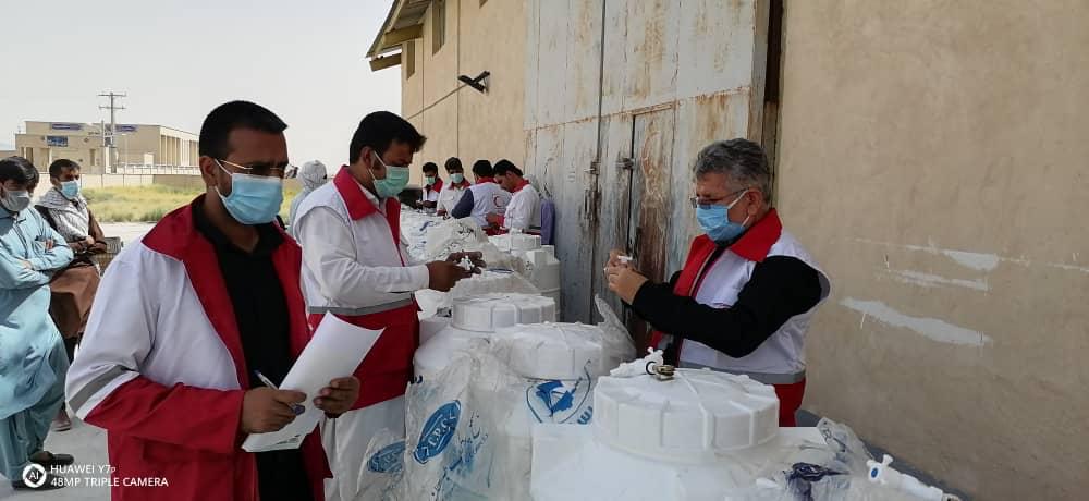 توزیع تانکرهای آب در روستاهای سیستان و بلوچستان توسط خیرین دانشگاه
