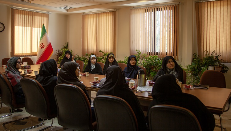  نشست صمیمانه بانوان هیأت علمی و کارکنان دانشکده مهندسی صنایع برگزار شد